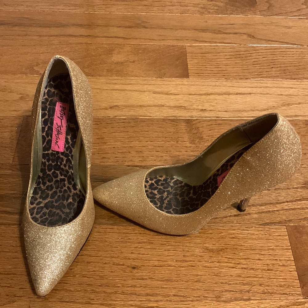 Betsy Johnson sparkly gold shoes 5.5